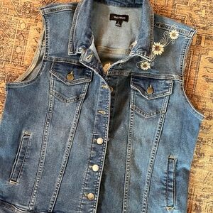 Upcycled embroidered denim daisey vest sz L